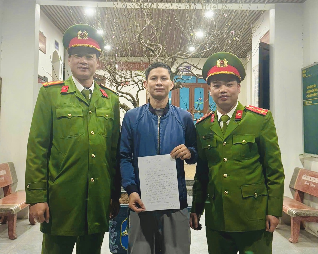 Công an phường Chu Văn An kịp thời hỗ trợ công dân mất trí nhớ đi lạc về với gia đình